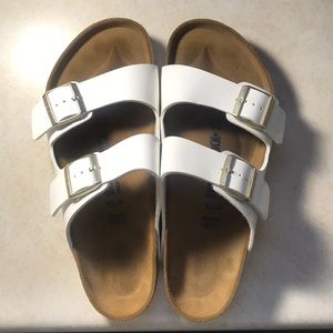NWOT white arizona birkenstocks with gold buckles